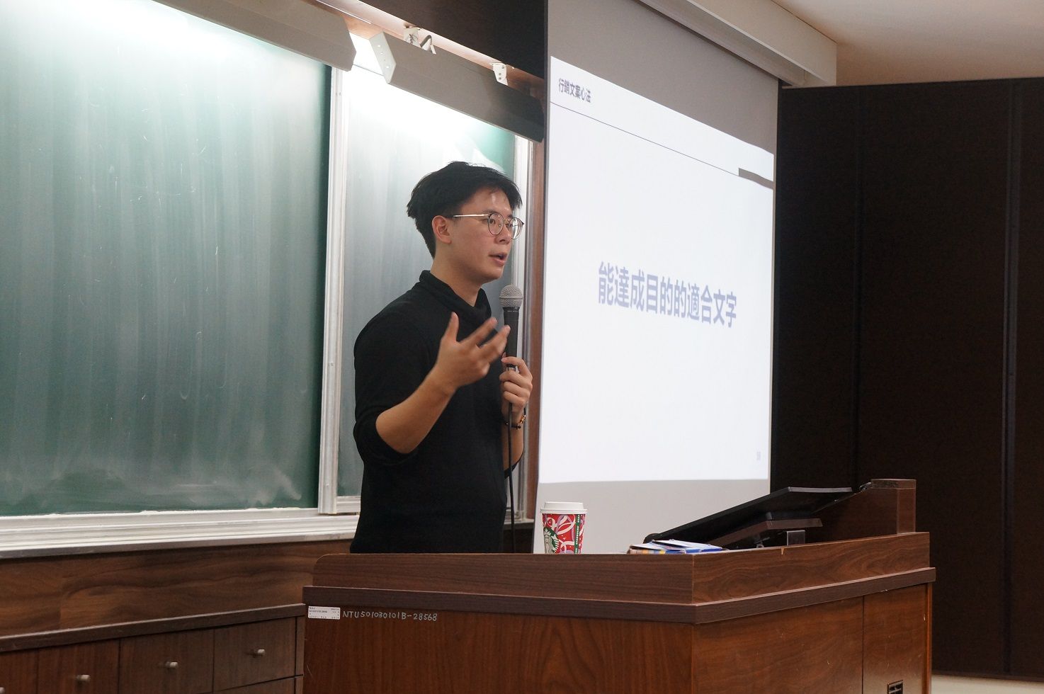 亨利溫也建議剛畢業或是工作經驗還不多的求職者，可以透過經營自媒體化被動為主動