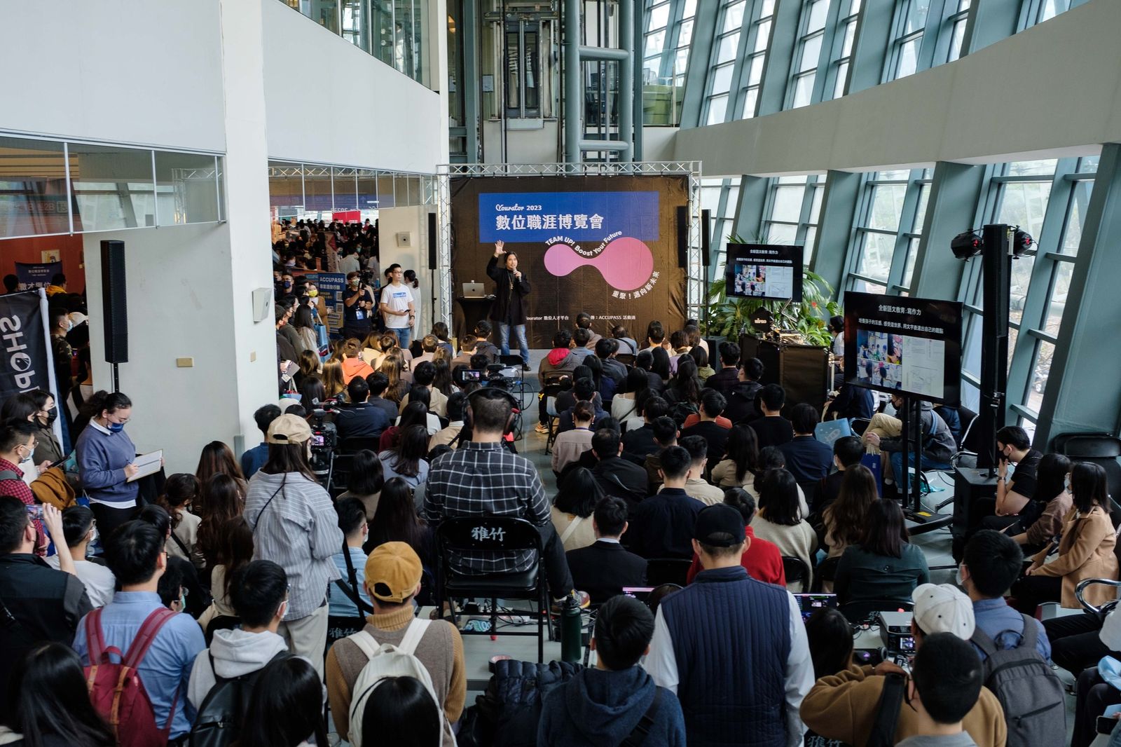 2023數位職涯博覽會現場盛況,葉丙成登台論演講,吸引眾多人潮