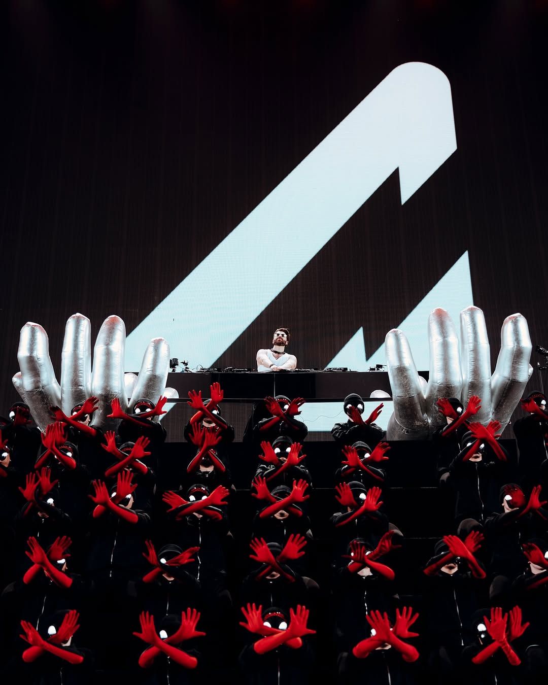 2025 Coachella 電音表演的吶喊，呼應 AI 時代裡數位人才的求生宣言