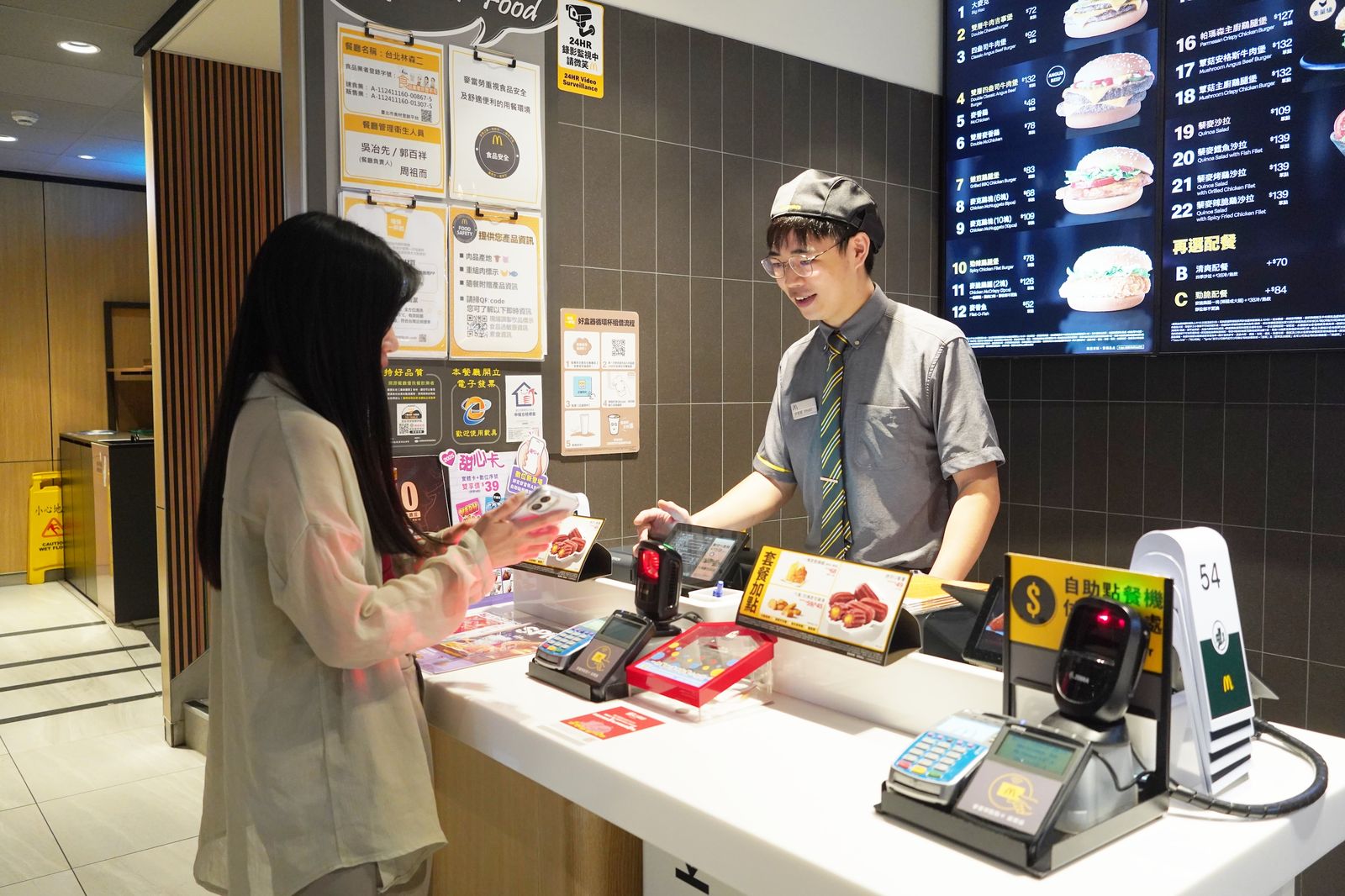 25 歲成為餐廳管理幹部! 麥當勞餐廳襄理如何翻轉他們的人生?