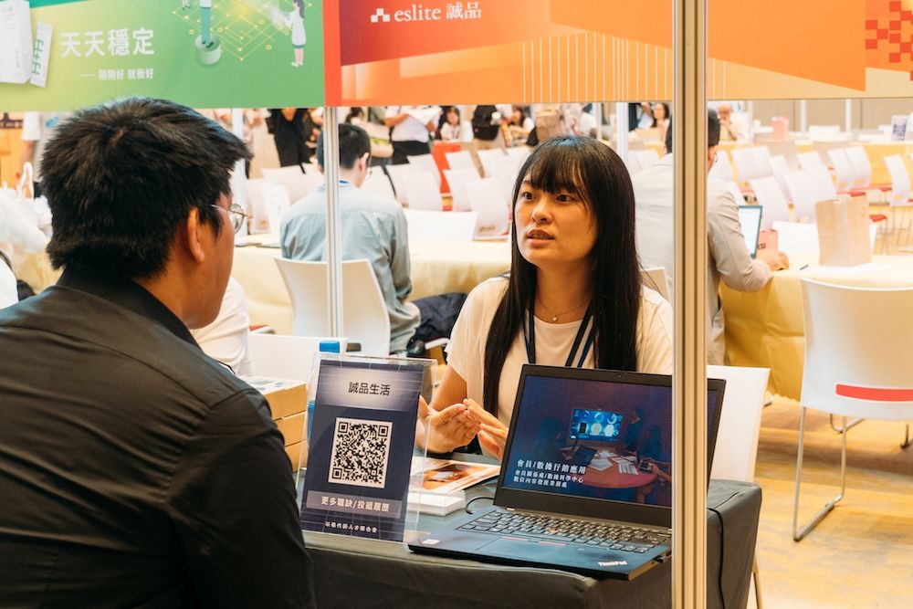 台北市青年局「以戰代訓」人才媒合會破百人響應,25 家企業搶 AI 人才!