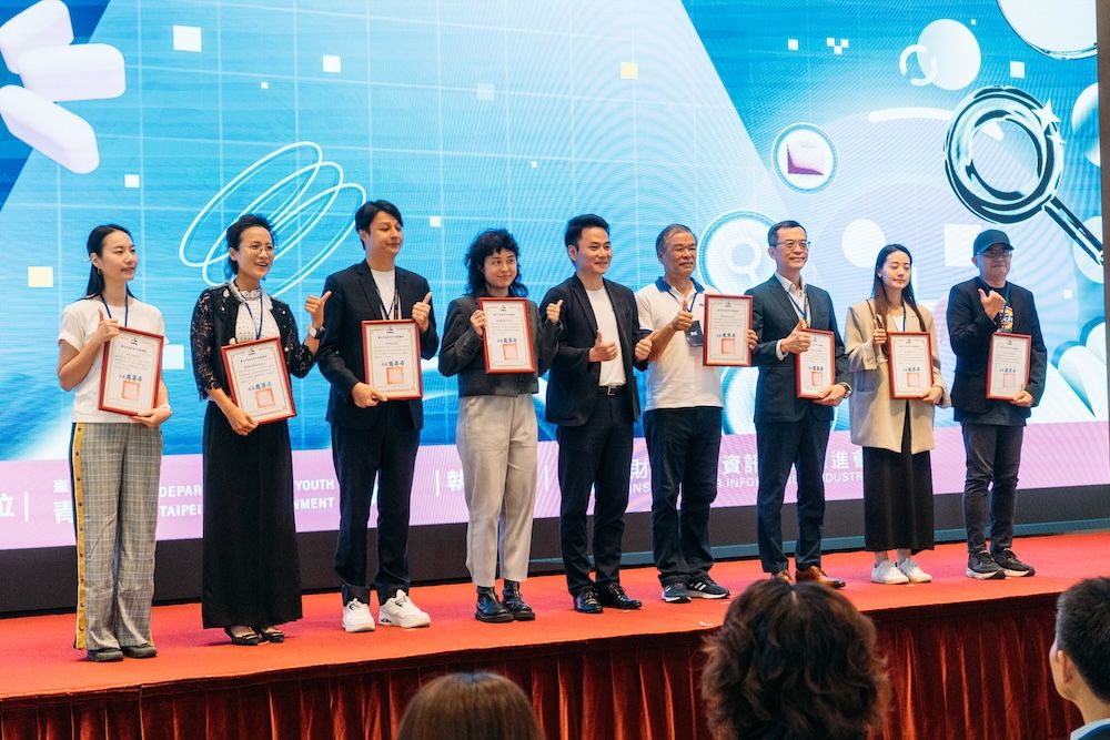 臺北市政府青年局副局長 董晉曄頒獎 / 台北市青年局「以戰代訓」人才媒合會,各產業龍頭與搶 300 位 AI 人才